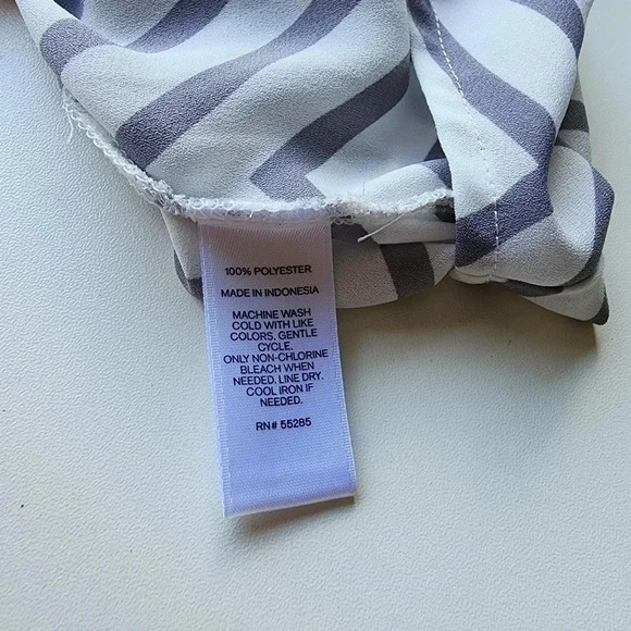 Express Blouse Button Up Womens Gray White Zig Zag The Portfolio Shirt Sz S - Picture 11 of 11